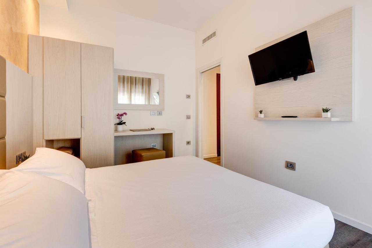 Hotel Piccadilly ลิโดดิเยโซโล ภายนอก รูปภาพ
