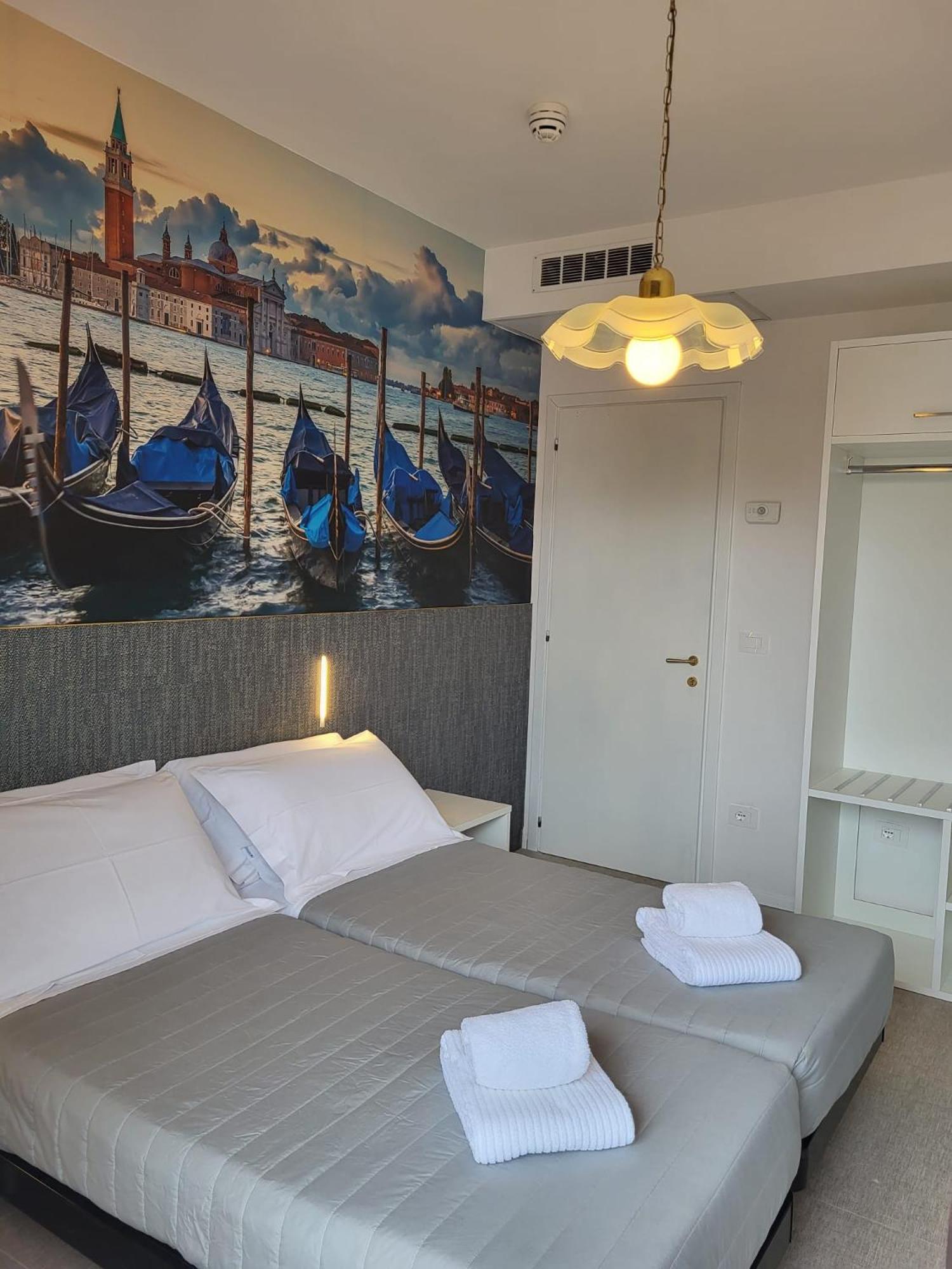 Hotel Piccadilly ลิโดดิเยโซโล ภายนอก รูปภาพ